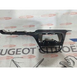 LISTWA DEKOR PANEL RAMKA KONSOLI PEUGEOT 208 ORYGINAŁ STAN BDB 9673830077